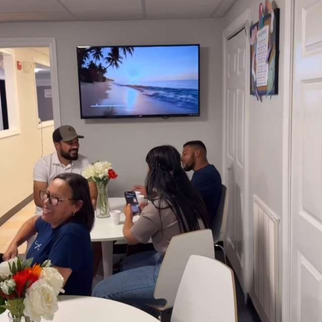 Coffee, laughs and English. That’s how we do breaks at GO UP Learning Center! ☕️📚

#esl #learnenglish #gouplearningcenter #englishcourse #happypeopleonly