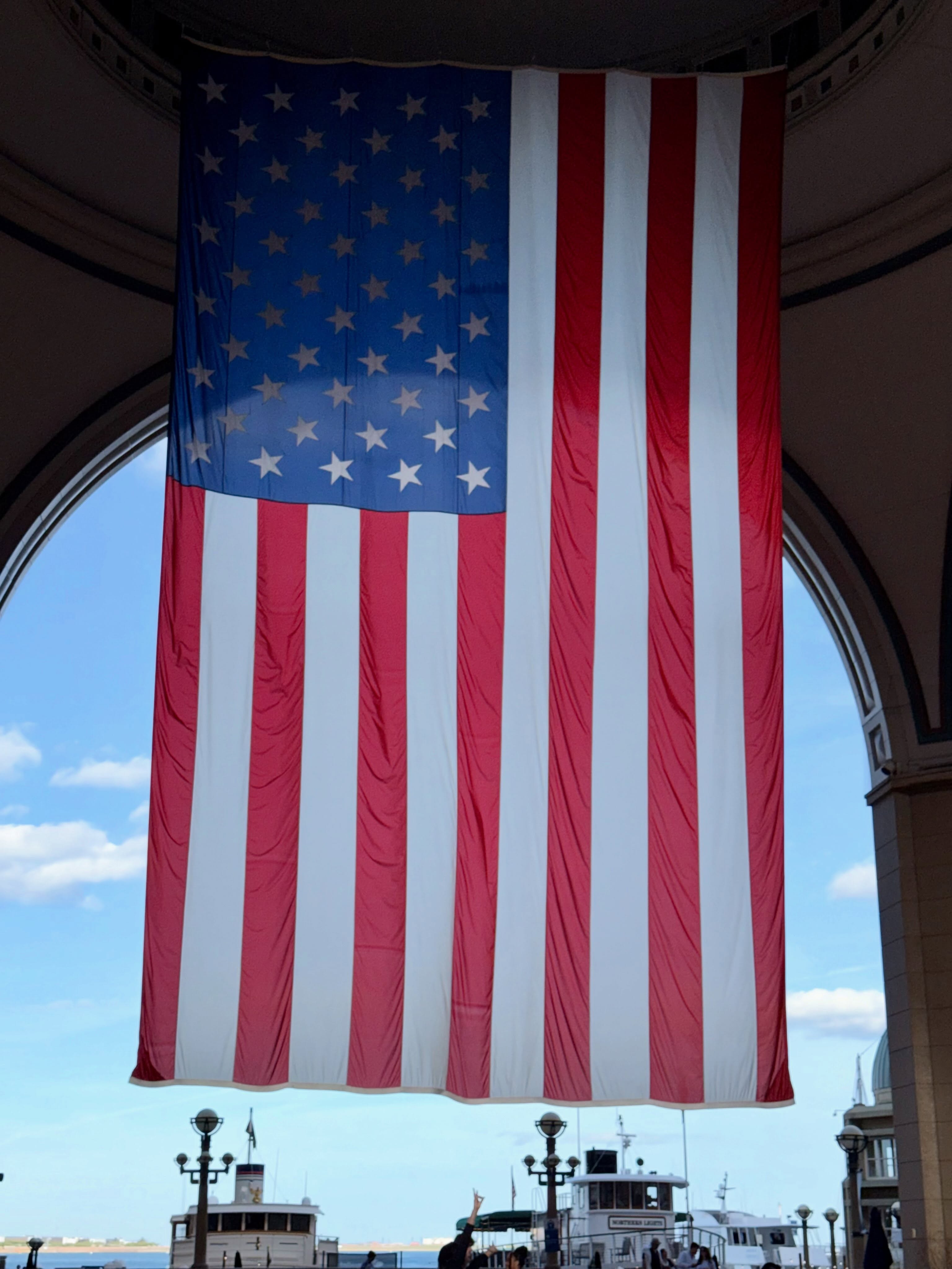 🇺🇸 Você sabe o que é o Labor Day?

O Labor Day, celebrado na primeira segunda-feira de setembro nos Estados Unidos, é um dia dedicado a reconhecer e valorizar os trabalhadores e suas contribuições para a sociedade.

Mais do que um feriado, é uma oportunidade de celebrar o esforço, a dedicação e o trabalho de todos que ajudam a construir um futuro melhor. 💙❤️

Happy Labor Day! 🇺🇸

#laborday #labordayweekend #workers #laborday2026 #learnenglish
